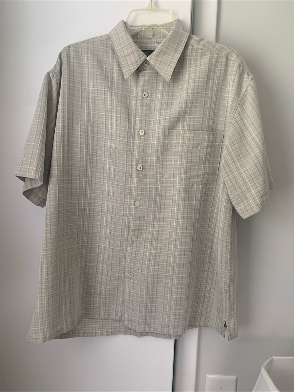 Men's Short-Sleeve Plaid Button-Down Shirt in Light Gray